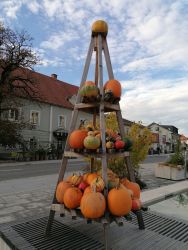 Kurbis Ernte und Dekoration Ortskern Wies 09